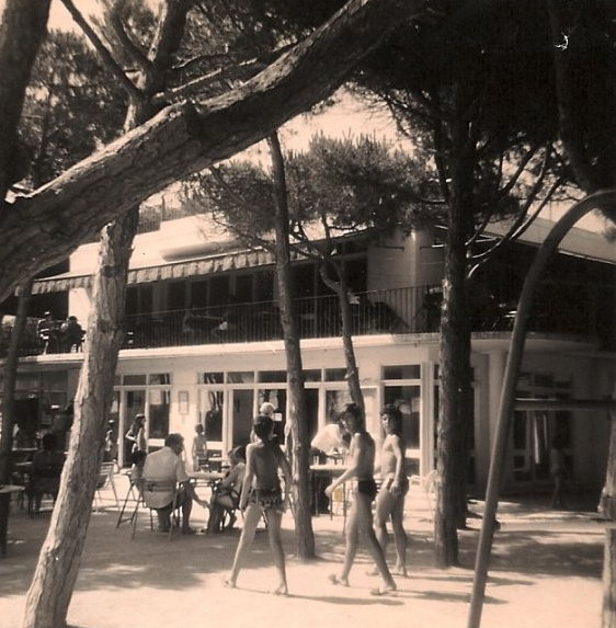 Fotograf�a del exterior del bar/restaurante del camping Albatros de Gav&agrave; Mar